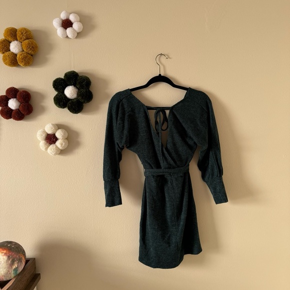 ✨ Francesca's Mi Ami Open Back Wrap Green Sweater Dress - Picture 7 of 12